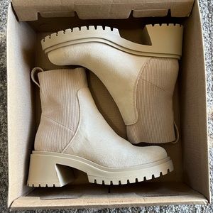 SOLD Steve Madden Chelsea Holley boots